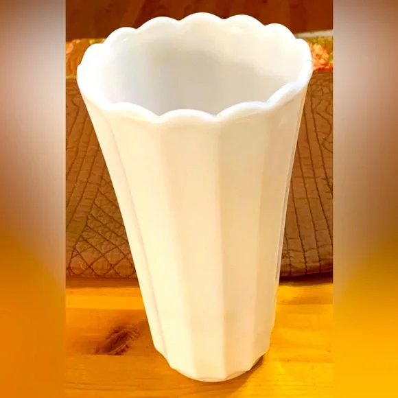 Vintage Milkglass Vase, nice weight, EUC - Picture 2 of 9